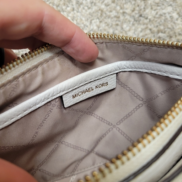 Michael kors Bag with matching wristlet - Picture 10 of 12